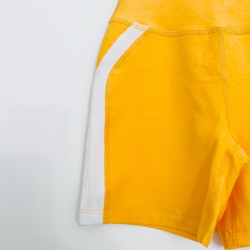 NWT Beyond Yoga Spacedye Top Line Biker Shorts Sunflower Heather/Cloud White XL - Picture 3 of 4